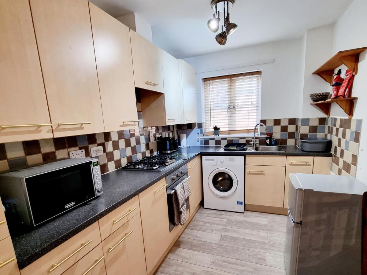 Spacious Two Bedroom Apartment With One Parking Space Thame Extérieur photo