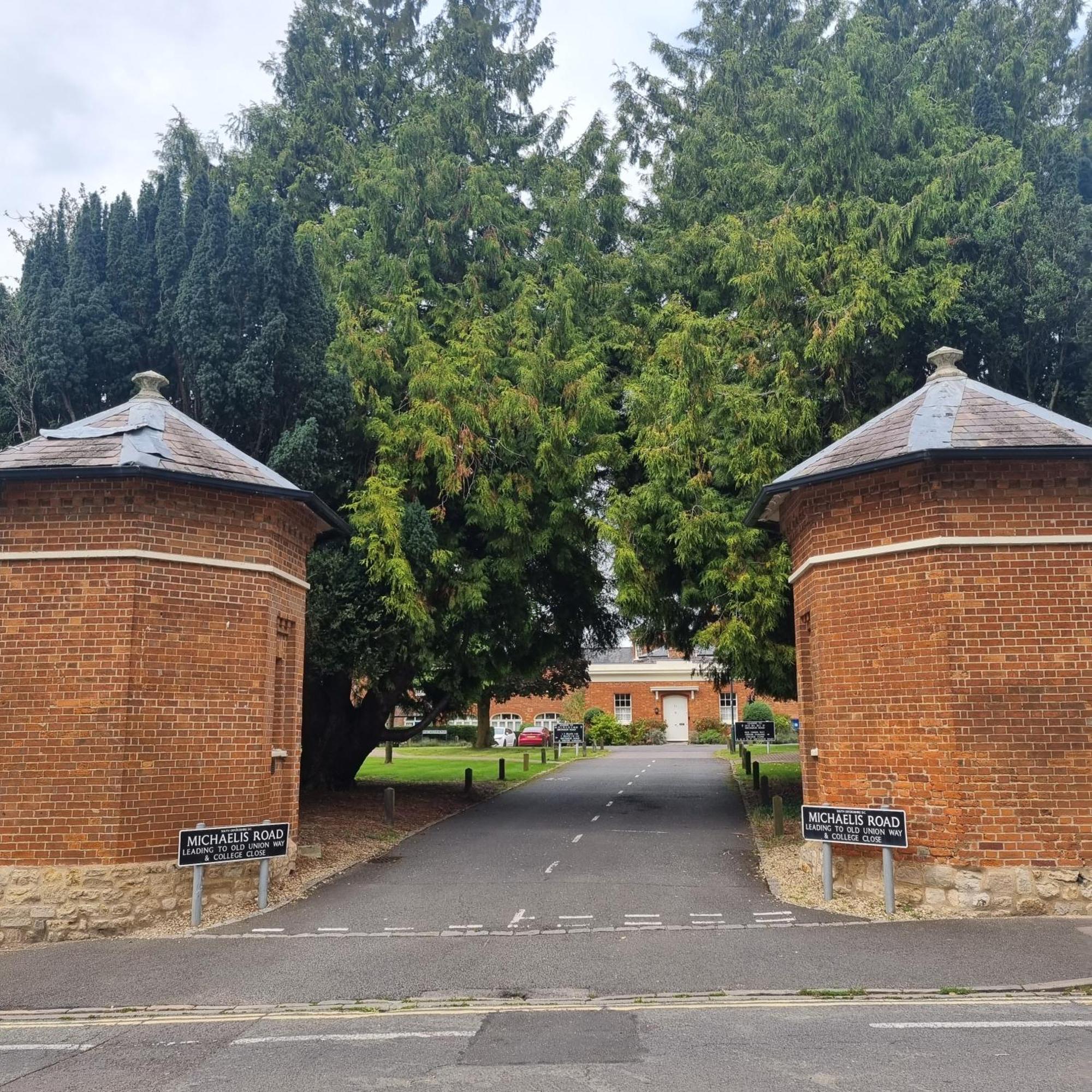 Spacious Two Bedroom Apartment With One Parking Space Thame Extérieur photo