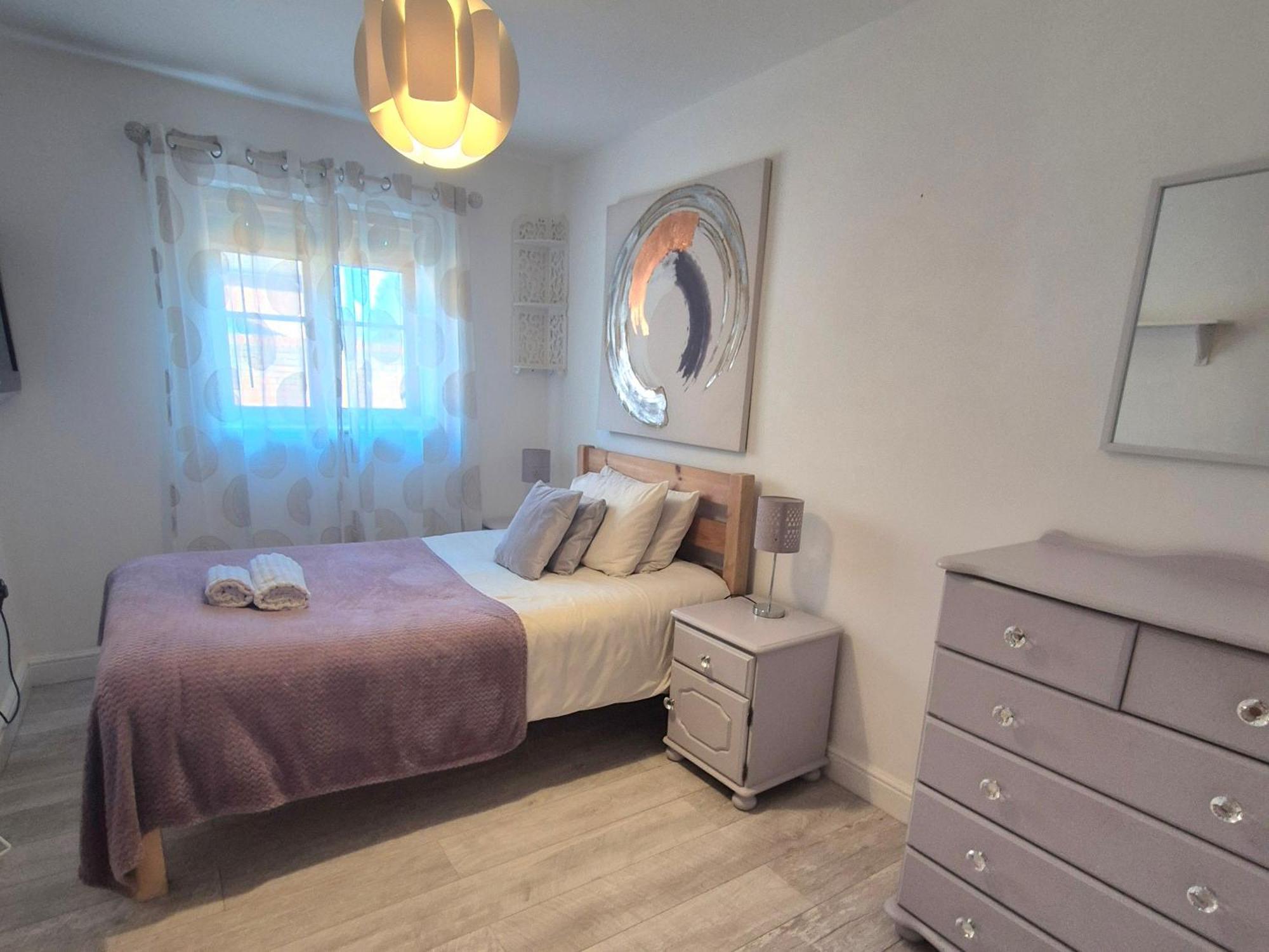Spacious Two Bedroom Apartment With One Parking Space Thame Extérieur photo