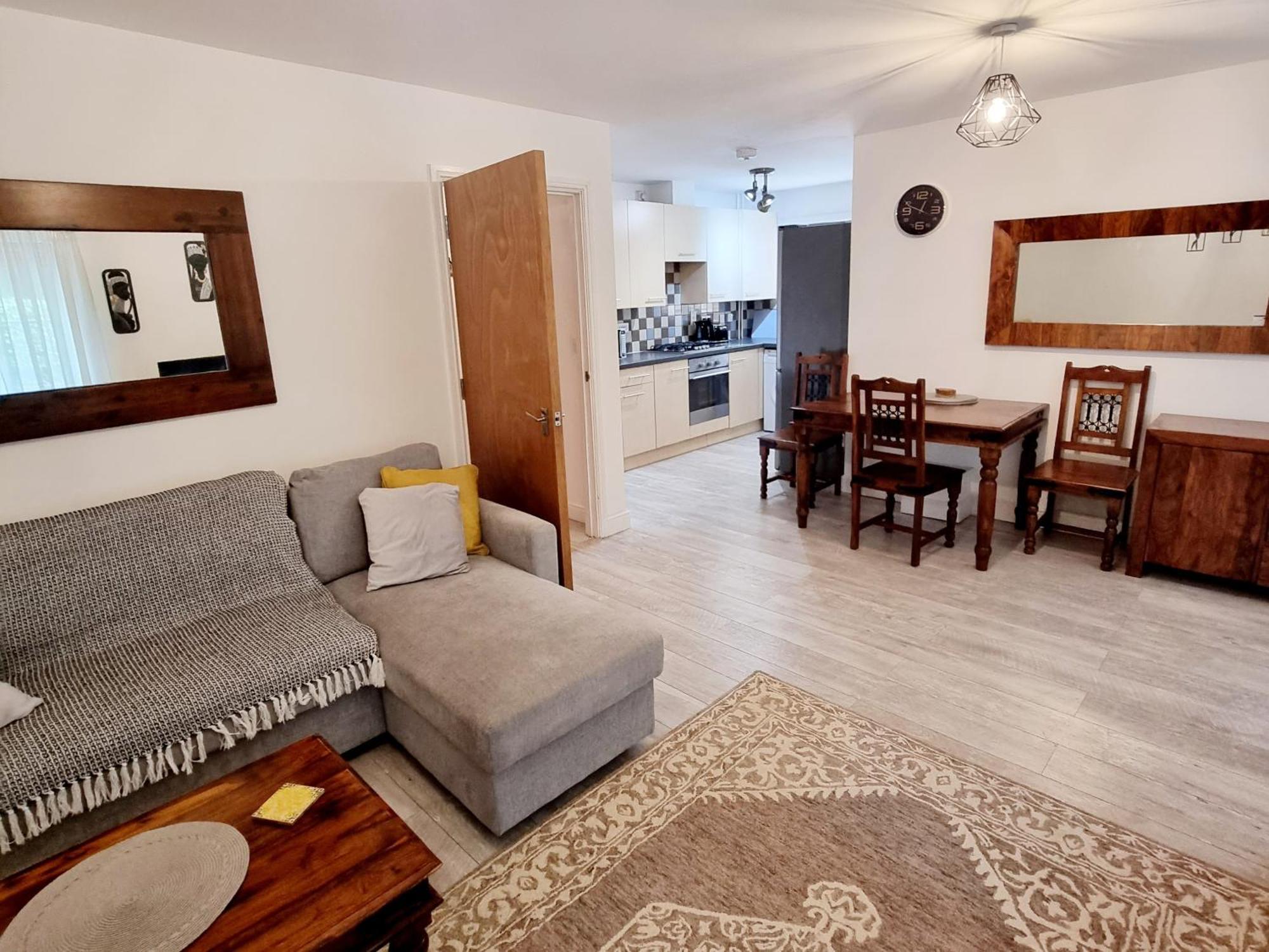 Spacious Two Bedroom Apartment With One Parking Space Thame Extérieur photo