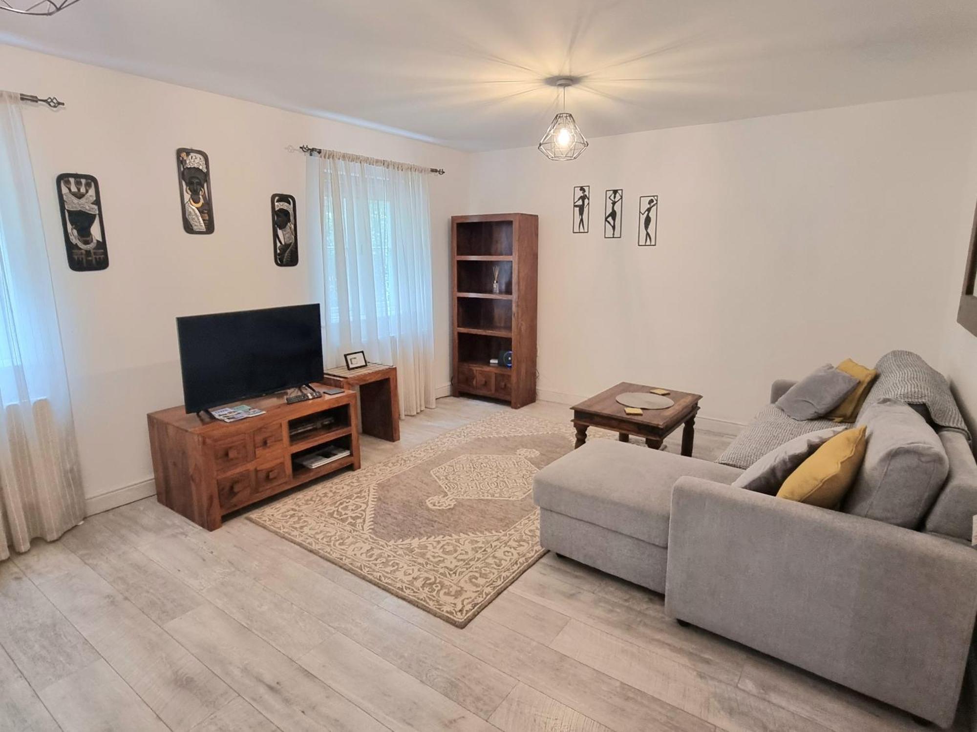 Spacious Two Bedroom Apartment With One Parking Space Thame Extérieur photo