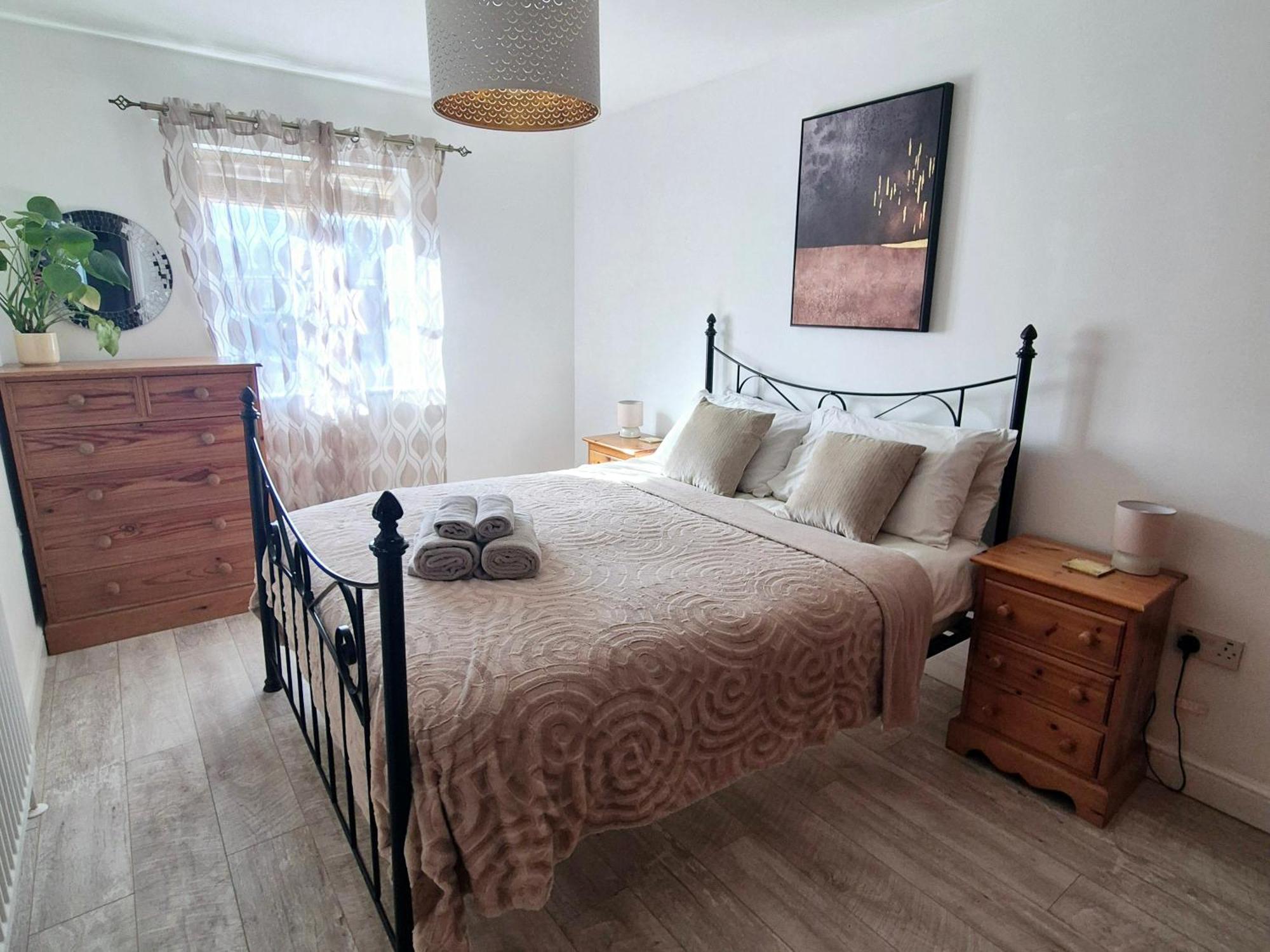 Spacious Two Bedroom Apartment With One Parking Space Thame Extérieur photo